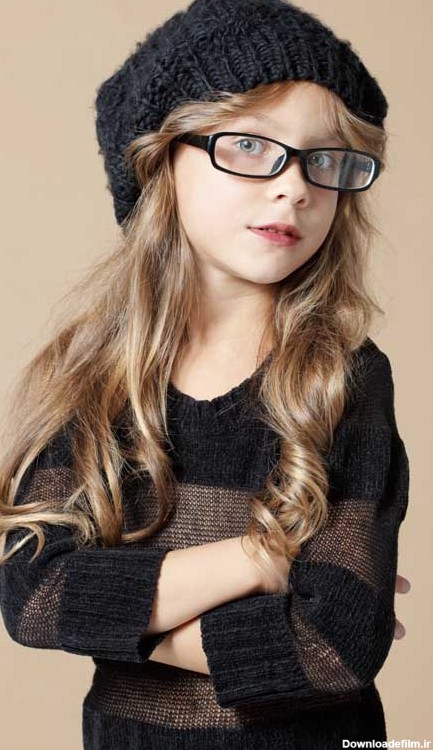 دانلود تصویر با کیفیت دختر بچه عینکی و مو فرفری