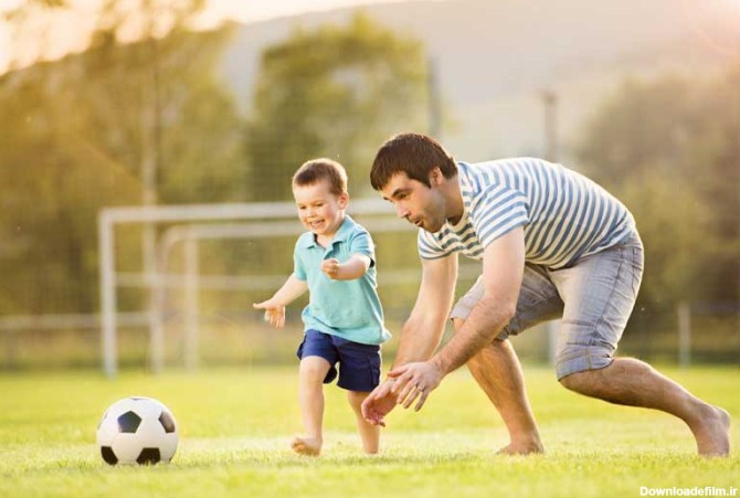 تصویر گرافیکی پدر و پسر با توپ فوتبال