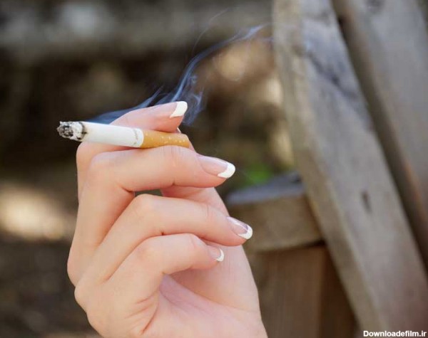تصویر گرافیکی سیگار در دست زن | تیک طرح مرجع گرافیک ایران