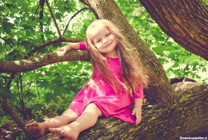دانلود عکس دختر بچه روی درخت