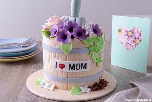کیک روز مادر تزئین شده با گل‌های آزاد:
