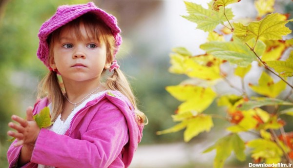 والپیپر جدید پاییزی از دختر کوچولو با لباس صورتی