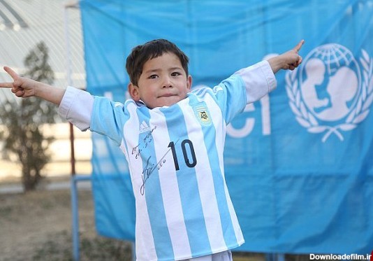 پسر بچه افغان لباس امضا شده مسی را به تن کرد+عکس
