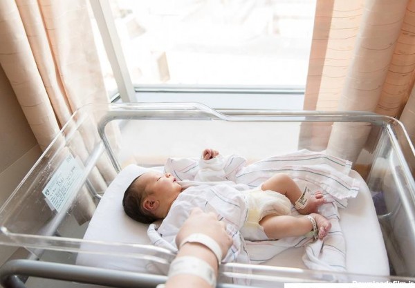 ژست عکس نوزاد در بیمارستان