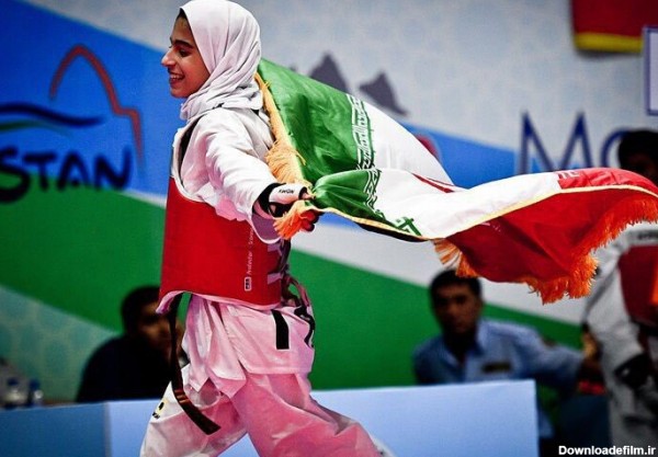 دختران تکواندوکار به جای روسری‌شون پرچم ایران رو به اهتزاز درآوردند +تصاویر