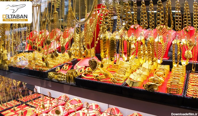 دستبند و گردنبندهای طلا در ویترین