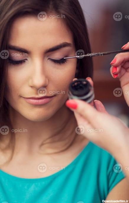 دانلود عکس کشیدن خط چشم از جوهر افشان با قلم مو | اوپیک