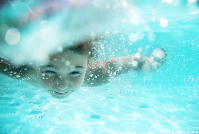 دانلود عکس با کیفیت شنا کردن کودک