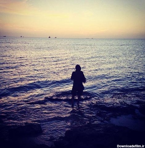 عکس دختر ایرانی از پشت سر کنار دریا