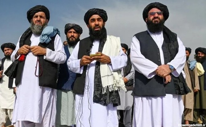 عکس| ذبیح‌الله مجاهد از باند فرودگاه کابل: به افغانستان تبریک می‌گویم