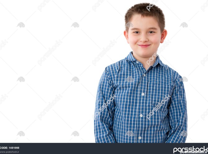 پرتره پسر بچه ناز 10 ساله با لبخند شیرین خوشگل در مقابل زمینه سفید ...
