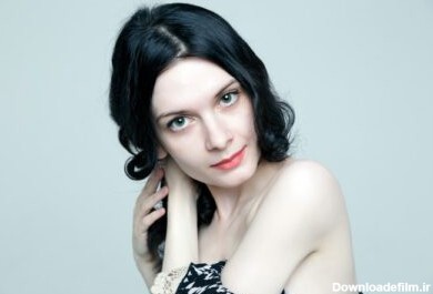 دانلود عکس زن جوان سبزه پر زرق و برق با پوست زیبا و آرایش طبیعی