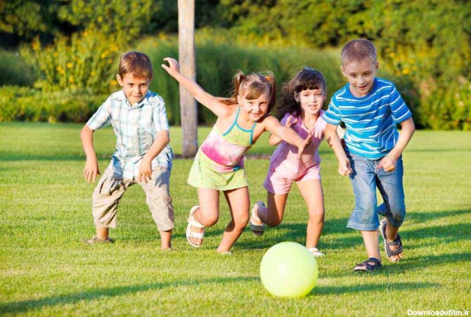 دانلود تصویر با کیفیت کودکان در حال دویدن به سمت توپ