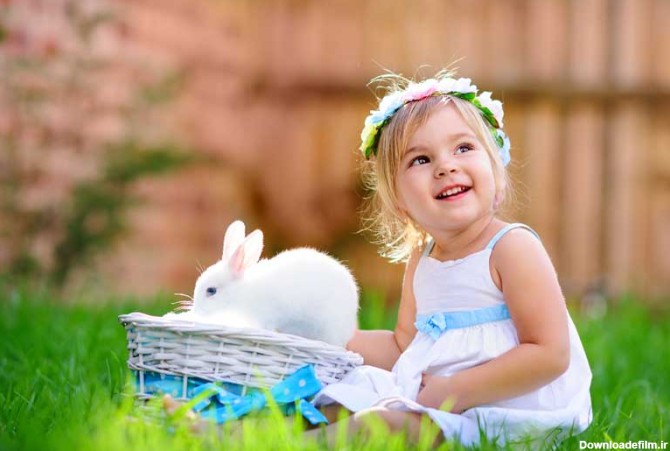 دانلود تصویر با کیفیت دختر در کنار خرگوش