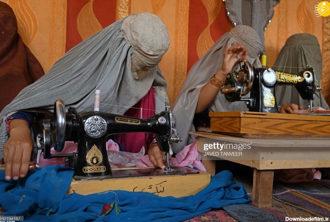 فرارو | (تصاویر) خیاطی زنان برقع پوش در قندهار افغانستان!