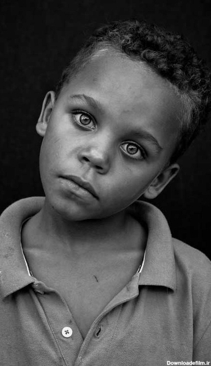 دانلود عکس سیاه و سفید پسر بچه سیاه پوست | تیک طرح مرجع گرافیک ایران