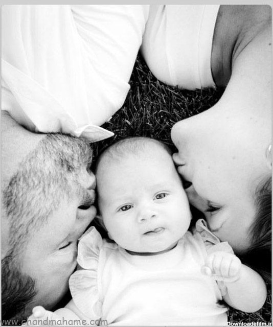 ژست های زیبای عکس نوزاد با پدر و مادر در خانه - مجله چند ماهمه