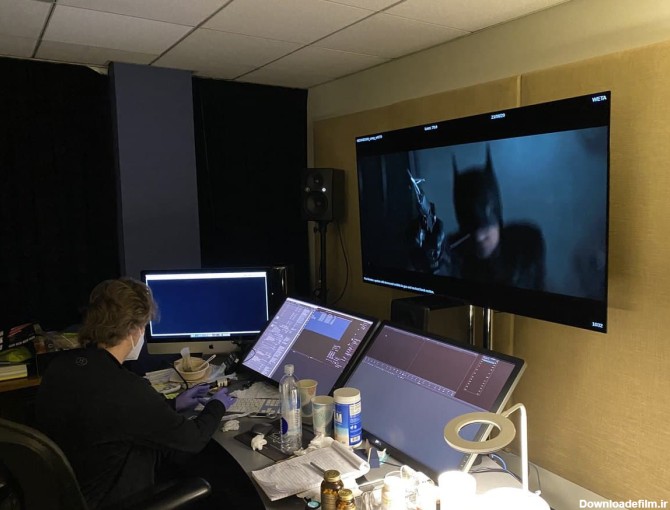 رابرت پتینسون در نقش بتمن در حال استفاده از بت گرپل در پشت صحنه تدوین فیلم The Batman