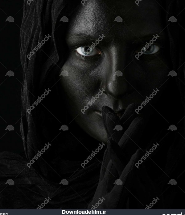 عکس هنری از یک زن زیبا با چهره سیاه و سفید 1019879