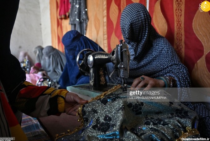 فرارو | (تصاویر) خیاطی زنان برقع پوش در قندهار افغانستان!