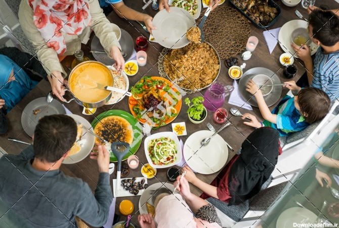 عکس جمع خانواده روی سفره غذا ایرانی