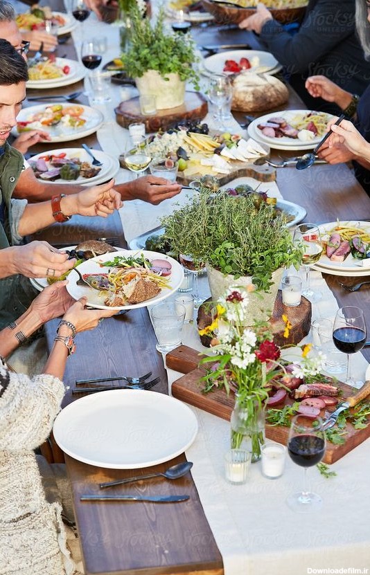 چطور باید میز غذا را برای مهمان تزیین کنیم؟