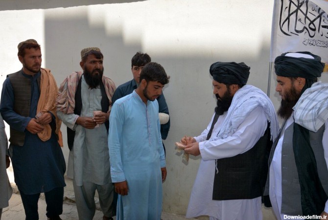 طالبان دست به جیب شد/ تصاویری از توزیع دلار بین مردم افغانستان
