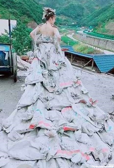 لباس عروس عجیب و غریب با کیسه سیمان
