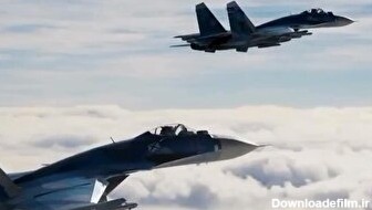 ویدئوی عجیبی که نشان می‌دهد یک اف ۲۲ آمریکایی مخفیانه بالا سر جنگنده‌های روسی پرواز می‌کند (فیلم)