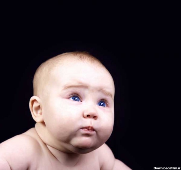 دانلود تصویر باکیفیت نوزاد چشم آبی در پس زمینه مشکی