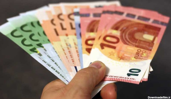 تصویر اسکناس های یورو در دست