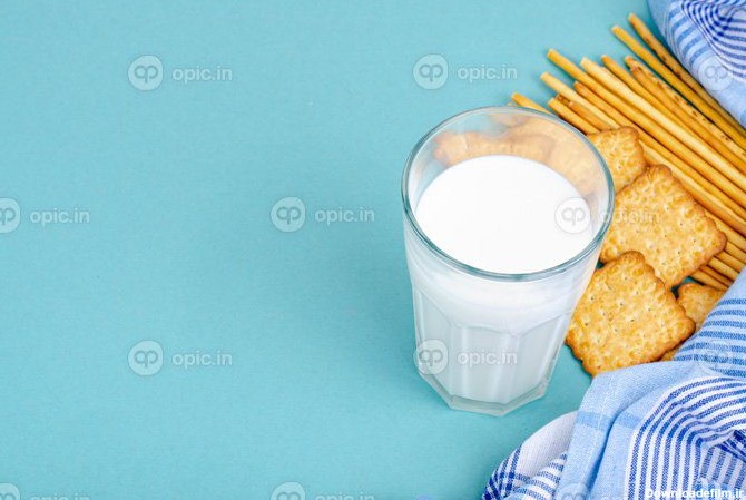 دانلود عکس کوکی های خوشمزه و لیوان شیر در پس زمینه روشن | اوپیک