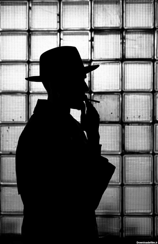 عکس استوک سیاه سفید مرد سیگار به دست