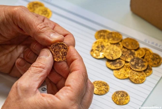 عکس | کشف انباری از سکه در بلندی‌های جولان
