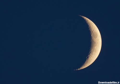 هلال ماه در آسمان شب 1019777