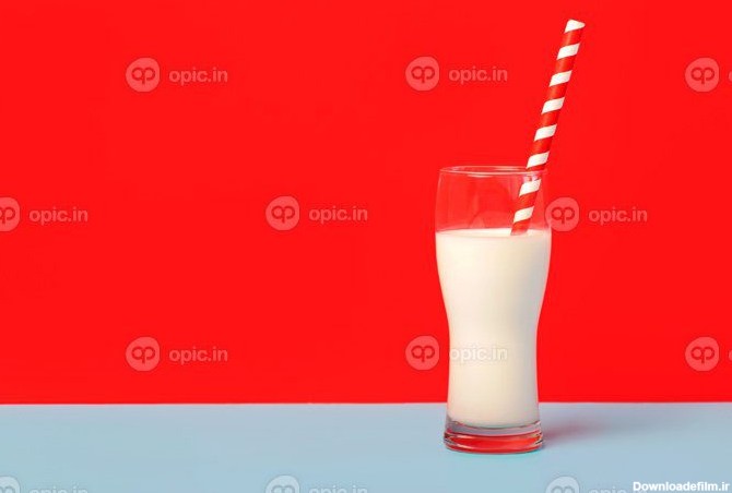 دانلود عکس لیوان شیر و نی نوشیدنی قرمز و سفید با کپی | اوپیک