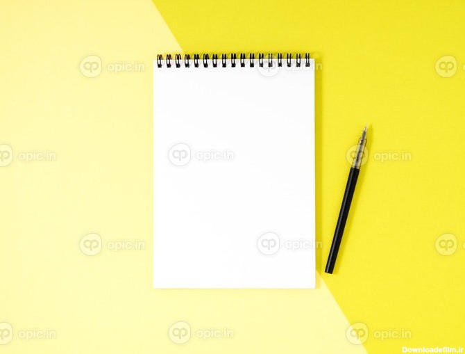 دانلود عکس صفحه سفید دفترچه یادداشت خالی در زمینه رنگی میز زرد | اوپیک