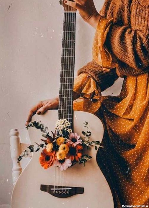 عکس هنری دختر با گیتار