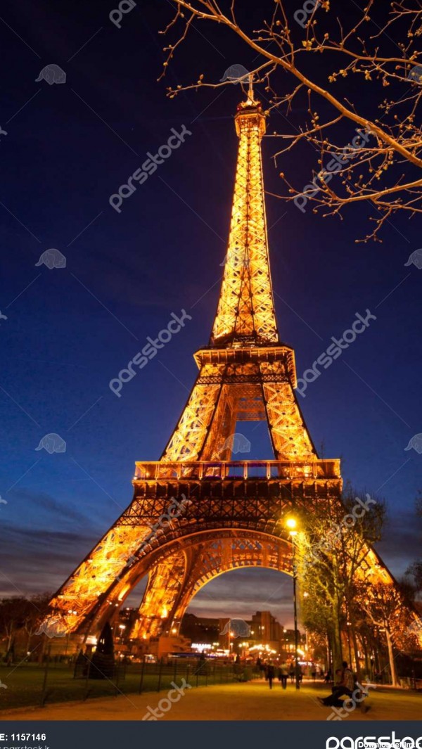 پاریس فرانسه آوریل 17 روشنایی شب از برج ایفل در تاریخ 17 آوریل سال ...