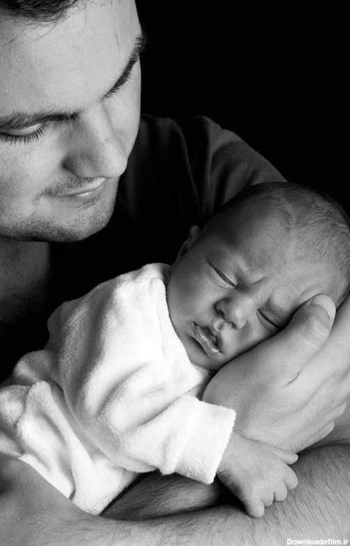 دانلود عکس سیاه و سفید خوابیدن نوزاد در آغوش پدر