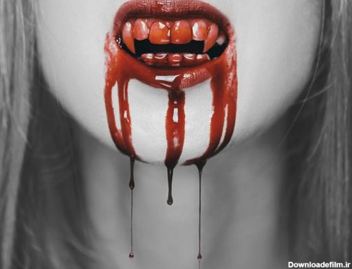 زن خون آشام زیبا و نزدیک لب های قرمز در خون تم هالووین و یا ترسناک ...