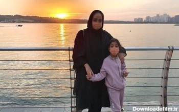 عکس آرزو افشار و دخترش در غروب آفتاب