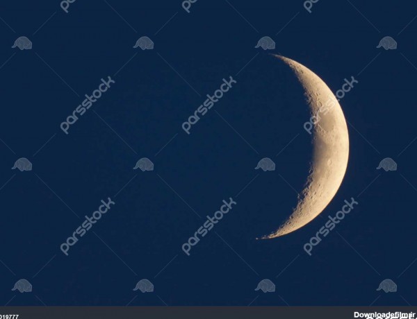 هلال ماه در آسمان شب 1019777