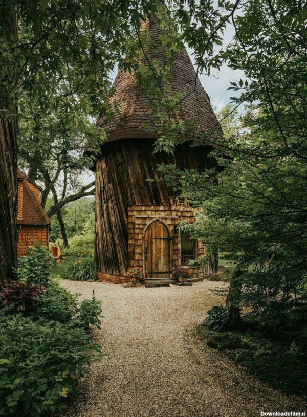 عکس کلبه چوبی وسط جنگل