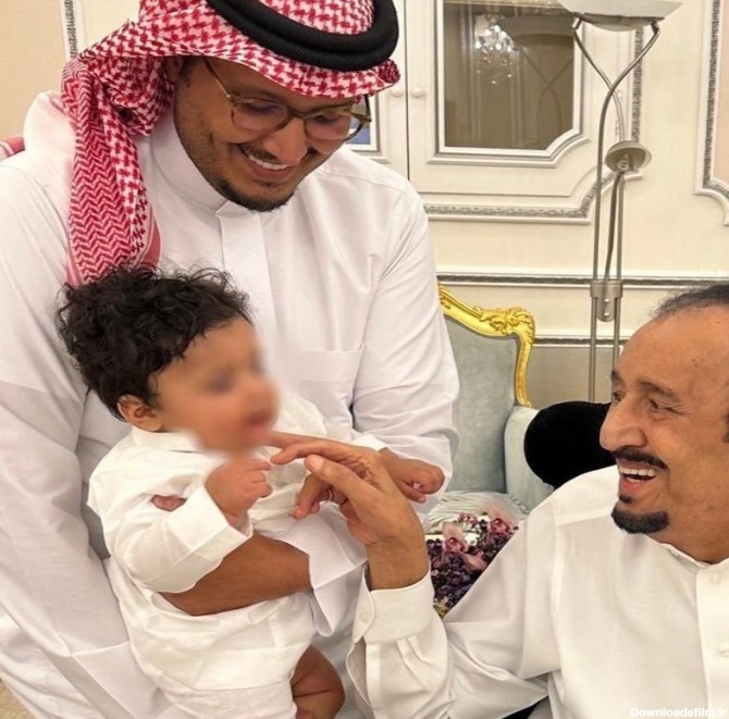تصویر پادشاه عربستان در کنار نوه و نتیجه‌اش - تابناک | TABNAK