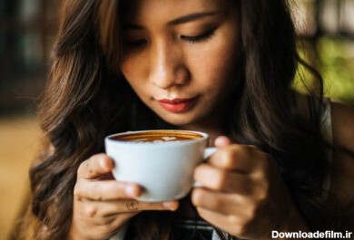 دانلود عکس پرتره زن آسیایی خندان در کافه کافی شاپ استراحت کنید