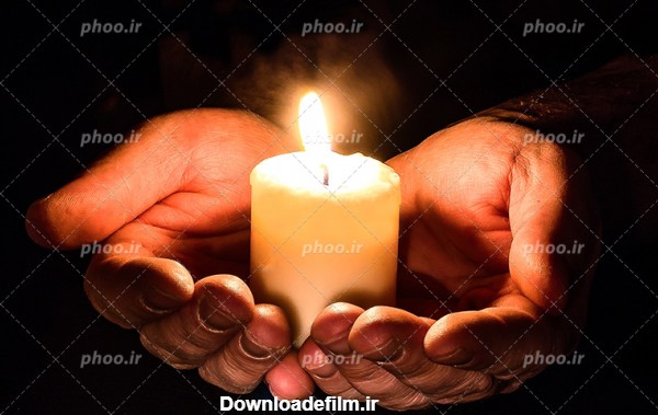 عکس با کیفیت شمع روشن در دست مرد در تاریکی مناسب برای عزاداری ها و ...