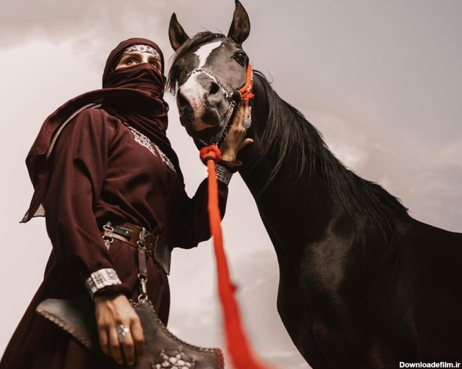 زن کماندار و شمشیرباز عربستان سعودی روی اسب را ببنید (فیلم)