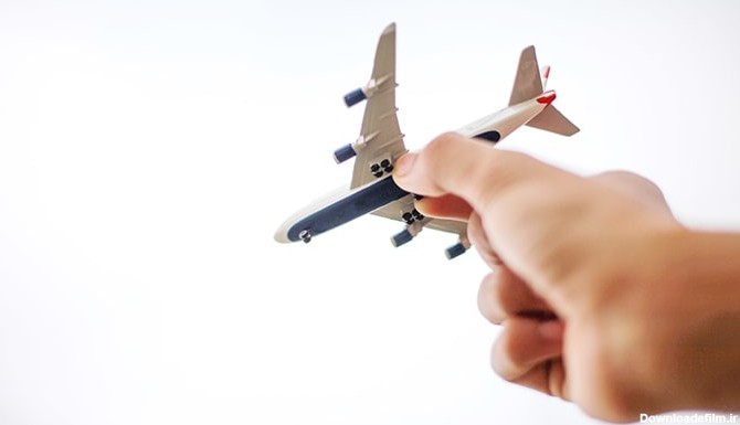 تصویر دست انسان با هواپیما و مفهوم سفر رفتن | فری پیک ایرانی ...
