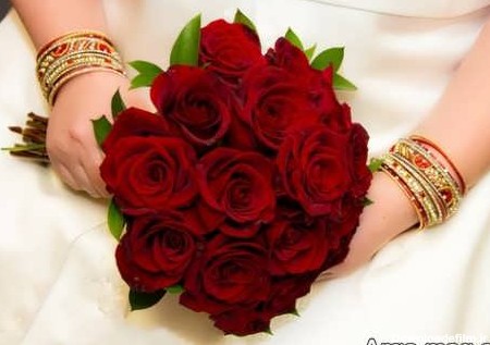عکس های دسته گل عروس رز قرمز با تزیینات زیبا و جدید